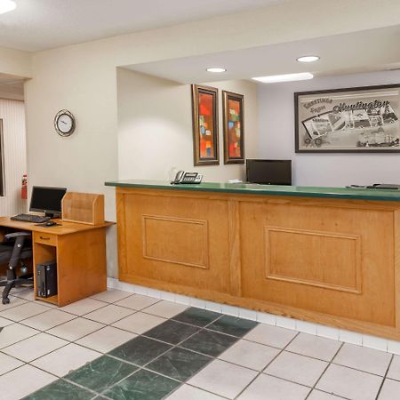 Super 8 By Wyndham Huntington Hotel Exterior photo