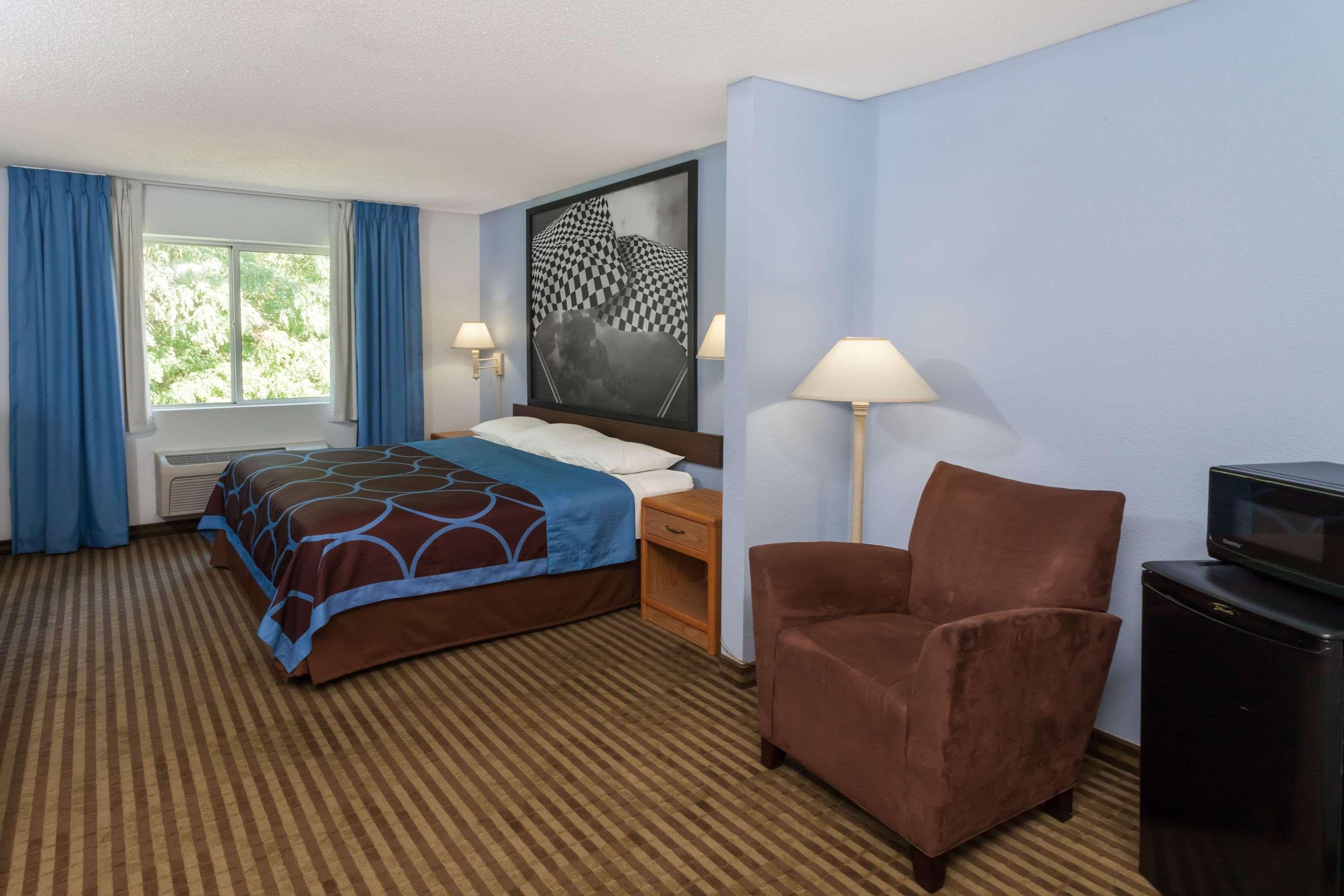 Super 8 By Wyndham Huntington Hotel Exterior photo