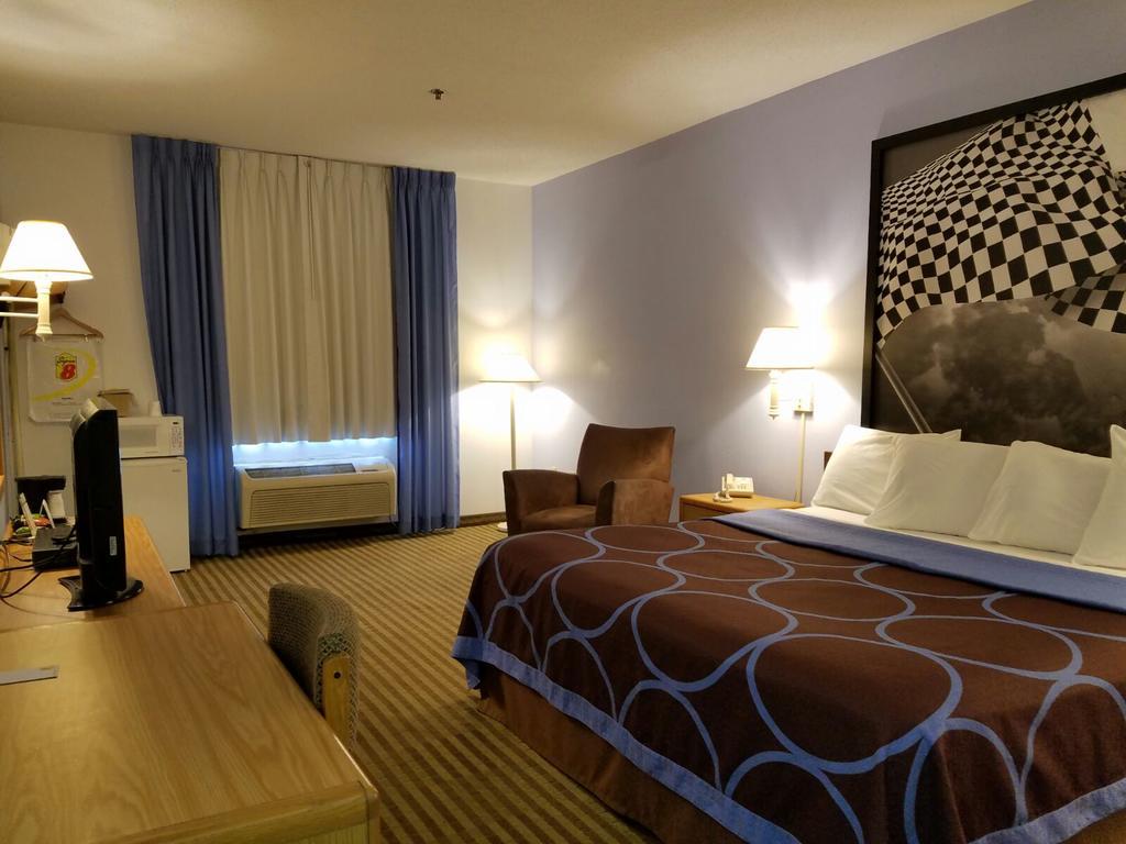 Super 8 By Wyndham Huntington Hotel Exterior photo