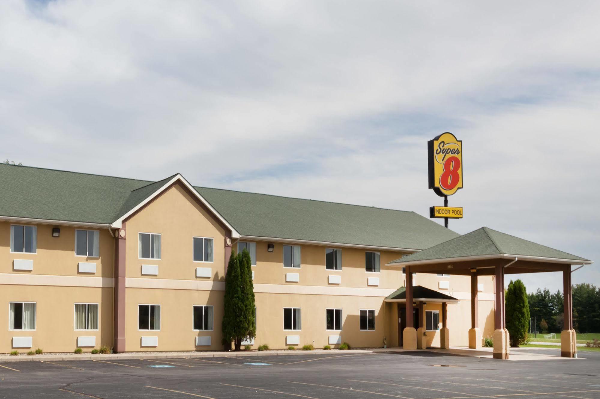 Super 8 By Wyndham Huntington Hotel Exterior photo